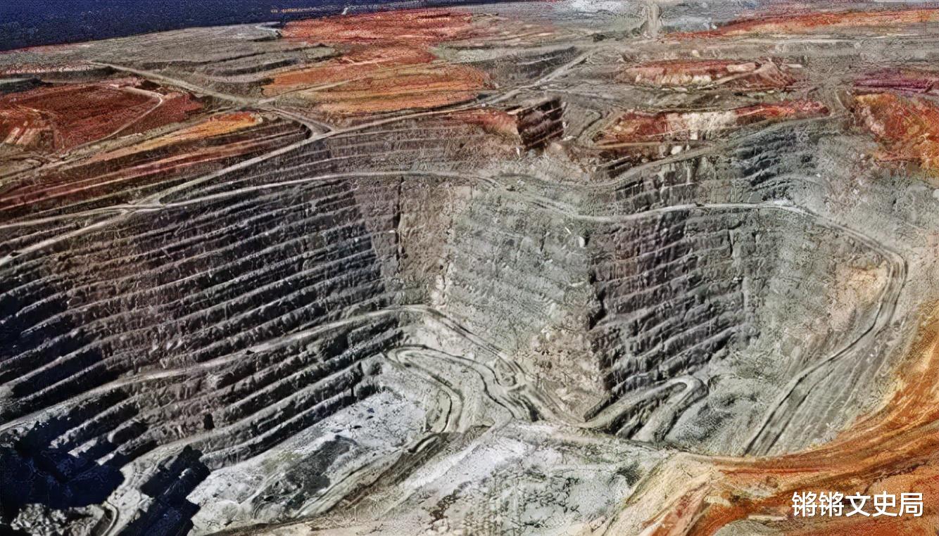 南非一陨石坑：坑中住有55万居民，还有1千吨钻石黄金