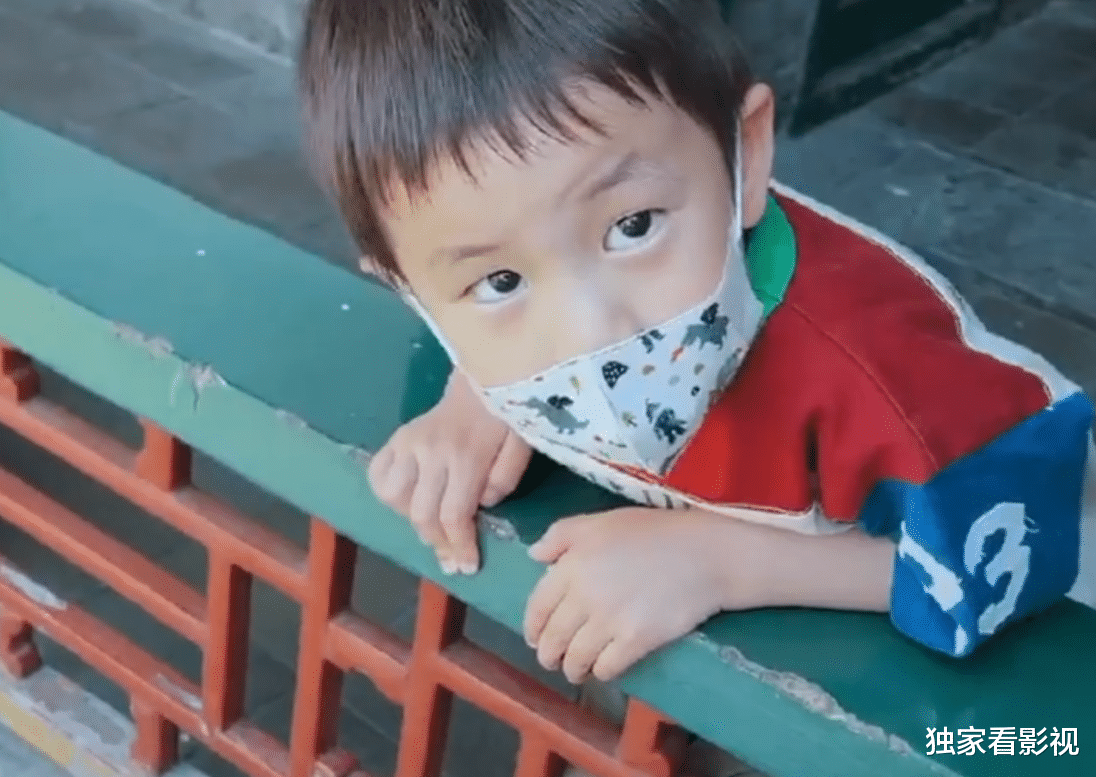 黄磊|黄磊三胎儿子露正脸，单眼皮、性格安静神似二姐，一家五口高颜值