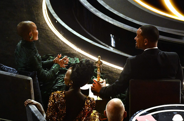 威尔·史密斯|威尔史密斯太宠妻！妻子一身绿裙走奥斯卡红毯吸睛，搂腰亮相好甜