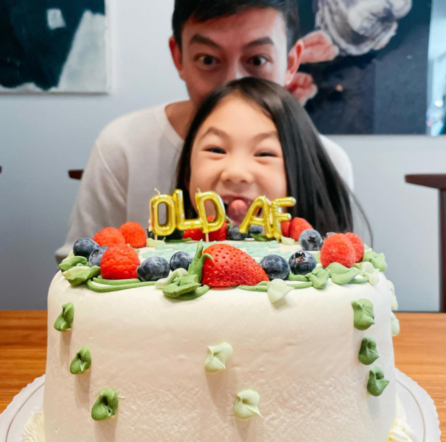 秦舒培|陈冠希晒妻女背影照，秦舒培紧牵女儿温馨似幅画，Alaia身高猛长