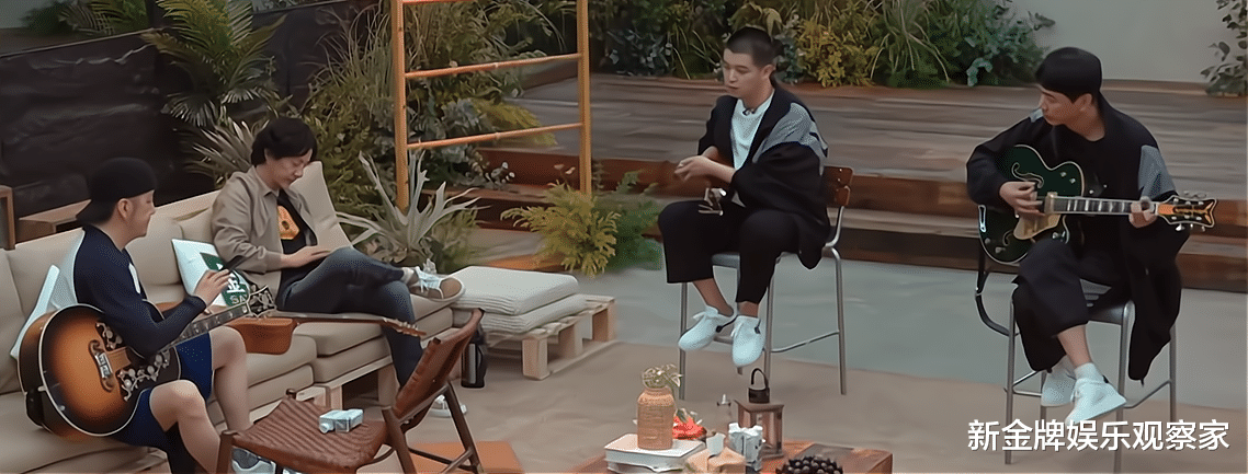 郑钧|郑钧上披荆斩棘反差萌，戴猫耳朵发箍敷面膜，还和哥哥们假装练习