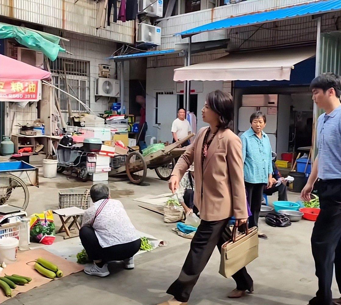 刘涛|路人拍的刘涛很普通，典型中年人身材，随便一个素人都比她漂亮
