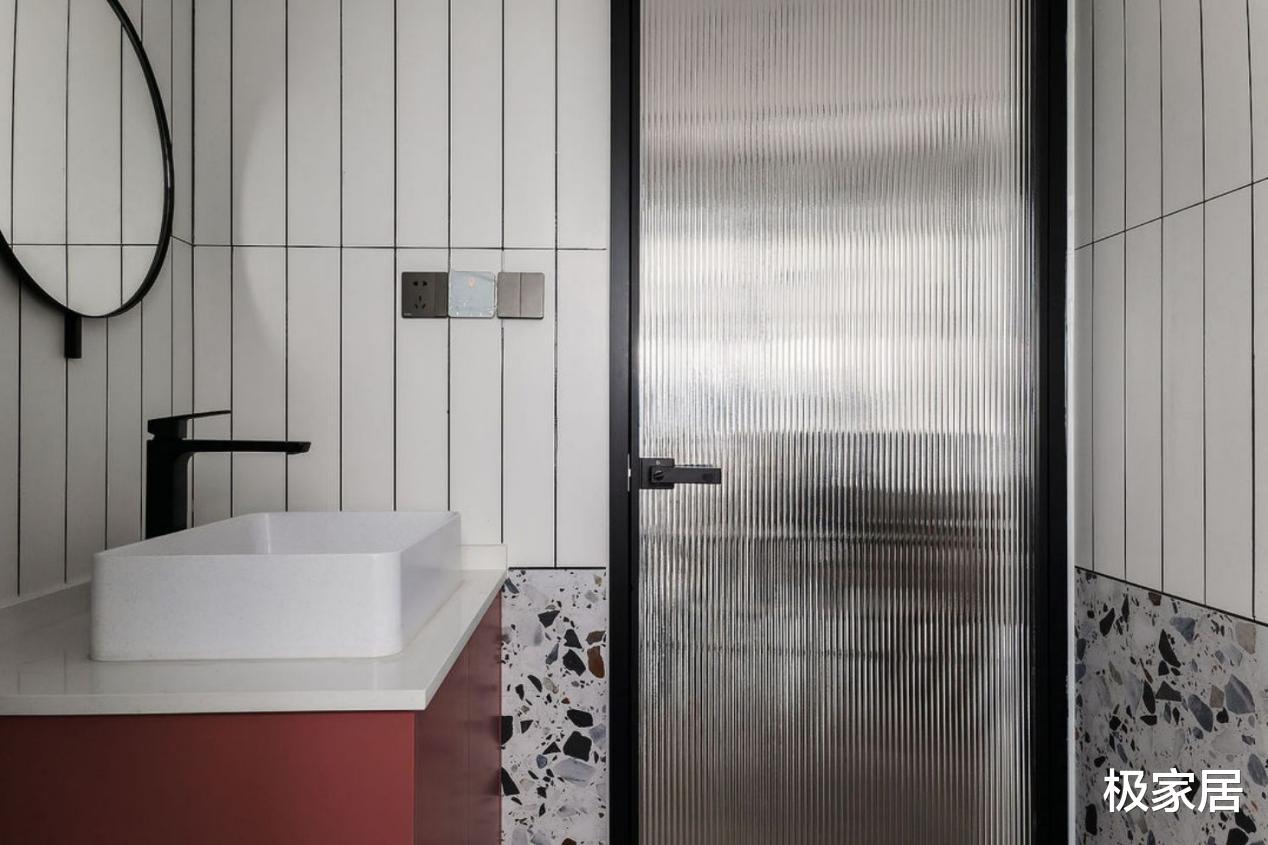 极简风也能被填满各种元素,打造手办的家,还有猫咪的爱巢