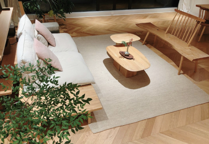 她的家一切从简,客厅不放电视,不做任何修饰,却处处充满高级感