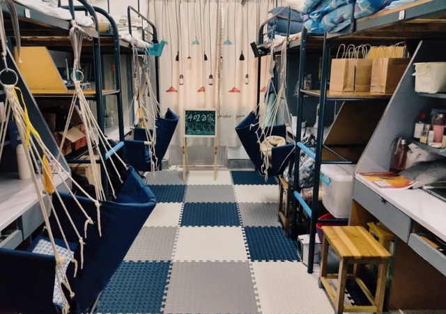 大学宿舍“接地府”装修走红,查寝老师不敢进,胆小的学弟绕道走