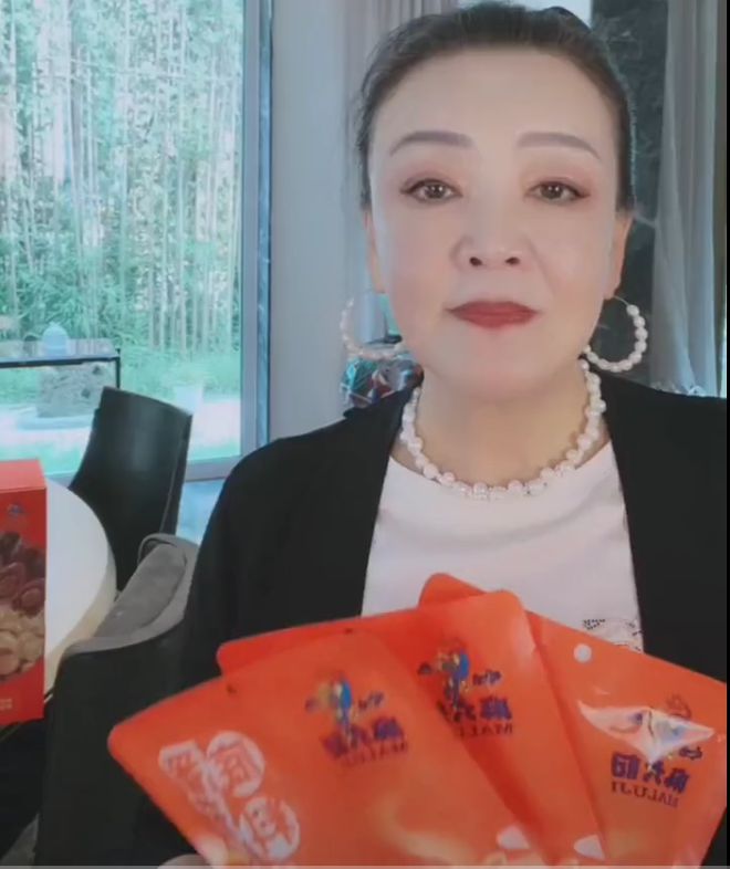 张颖颖|张兰怒斥张颖颖做梦都别想进家门，首次承认拿汪小菲张颖颖真的没办法