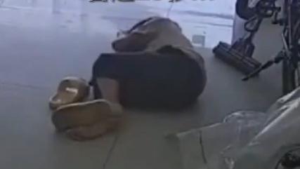女子食物中毒昏厥，其8岁儿子强忍不适出门求救：一路摔倒昏迷多次……