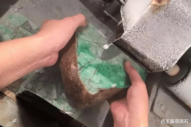 |百万拿下的帝王绿翡翠原石，颜色又阳又辣，能出一大堆“完美”挂件！