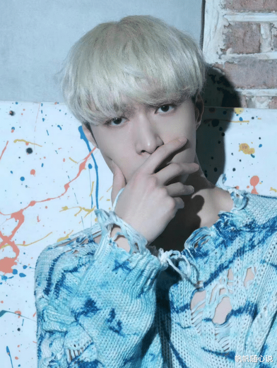 张艺兴|张艺兴银发蓝色镂空毛衣造型吸睛,粉丝纷纷点赞:疯狂心动。