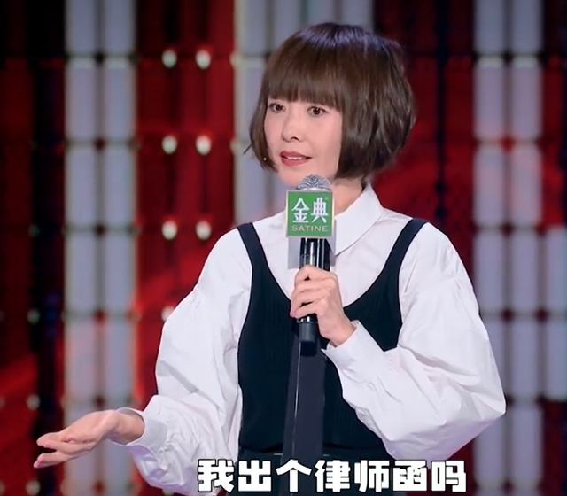 美甲 52岁鲁豫独自做美甲！戴渔夫帽好似小丸子，打扮休闲腋下夹一瓶水