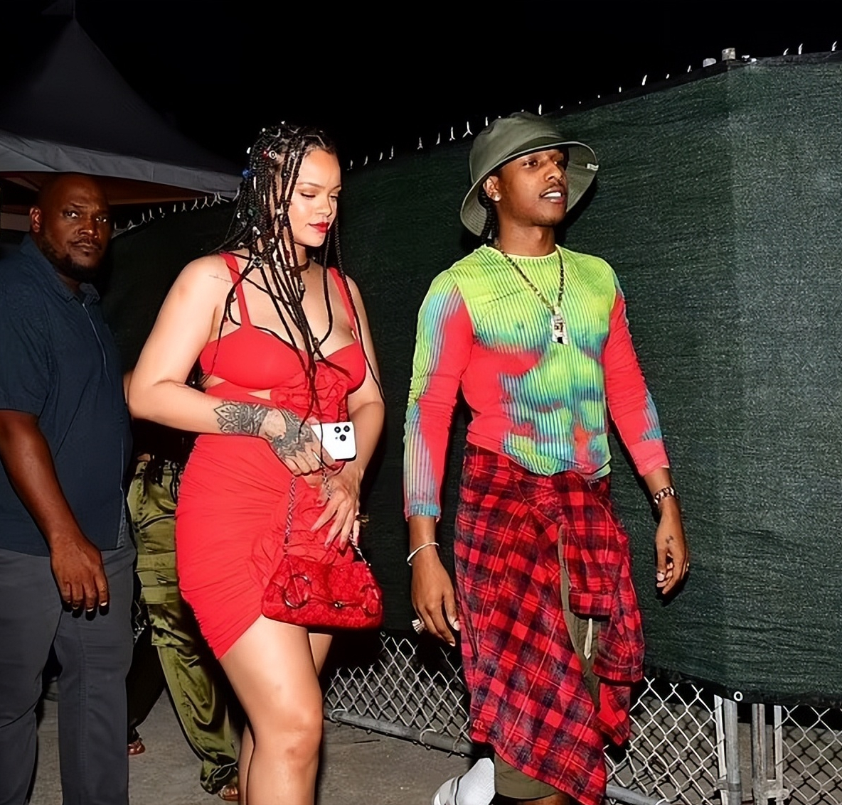 蕾哈娜|蕾哈娜又放飞了？穿超短睡裙出门真显腿粗，黑人男友把她一把抱起