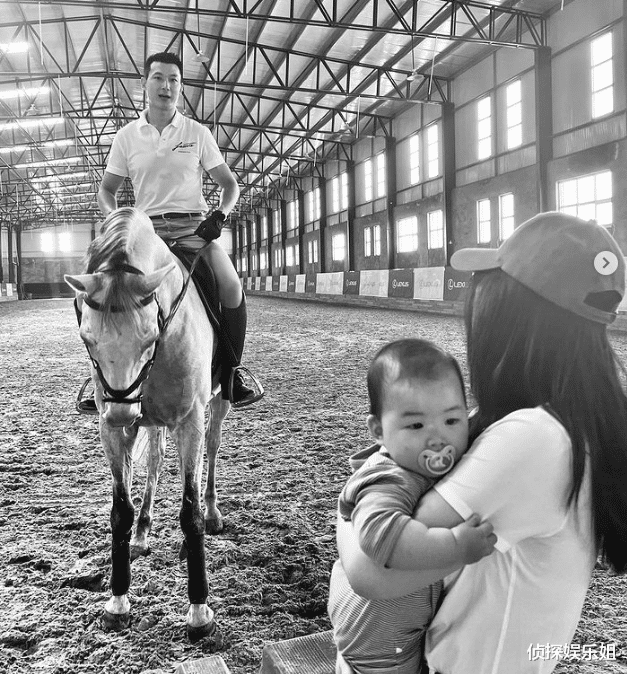 |朱珠晒一家三口出游秀幸福，8个月女儿全身肉嘟嘟，长得超像爸爸