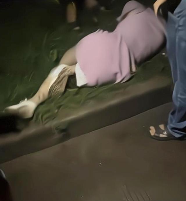 回顾:醉酒女孩深夜躺在草坪,路人上前关心,提议:去我家睡吧!