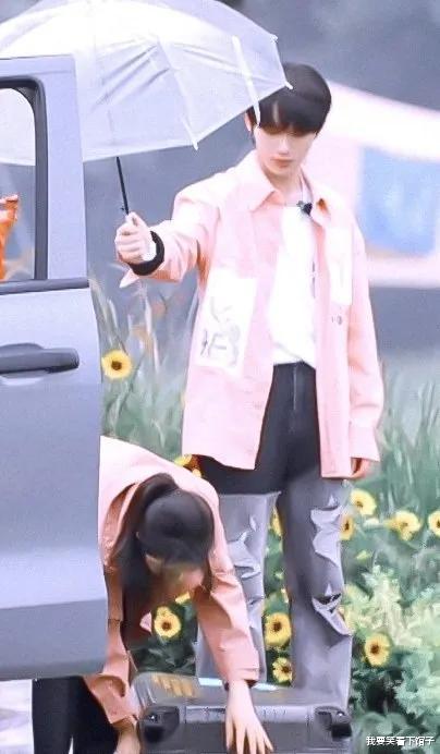 丁程鑫|丁程鑫雨中帮赵今麦撑伞,俩人在线上演偶像剧,氛围感整个拉满