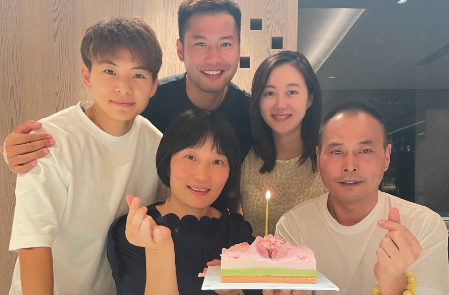 湖人队|27岁王霜深夜发文，两位妈妈现身！亲妈罕见出镜颜值太高了，看着像30岁