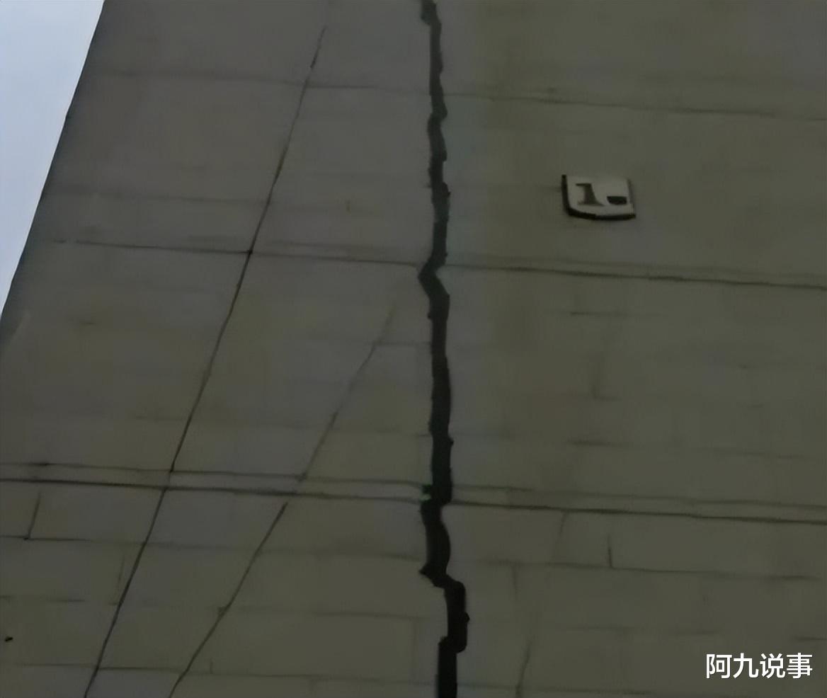 大妈嫌自家客厅小敲掉承重墙,导致整栋楼出现大裂缝差点塌了,她自己还感觉委屈为哪般?