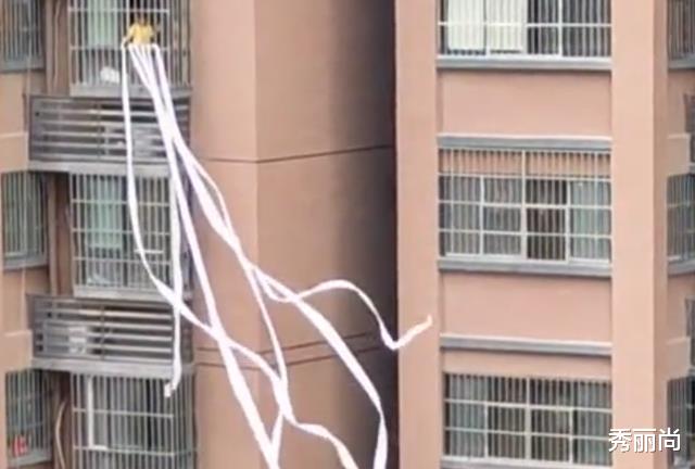 安徽俩孩子将卷纸拆开放窗外飘舞,网友看后乐了:留点等会擦眼泪