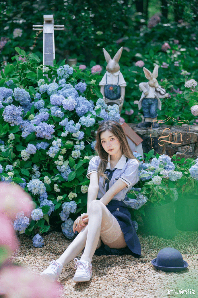 太仙了！美女穿樱花筒袜凸显纤细长腿，美得不可方物