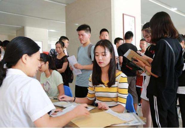 穿衣搭配|“我们不要三无家庭的本科生”，HR的话，不知打醒了多少沉睡的人