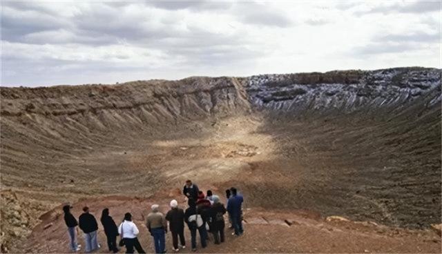 专家误判是“火山口”,男子花低价将其买下,结果家族成亿万富豪