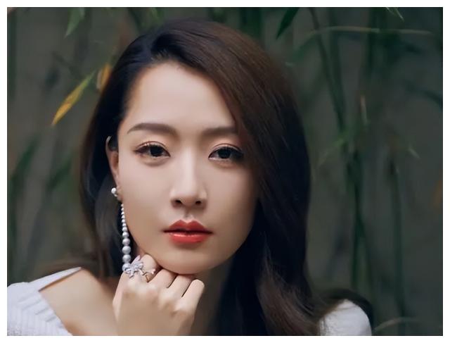 白冰|京城四美白冰:献媚成龙获英皇力捧,遭蓝盈莹背刺郑元畅抢男友