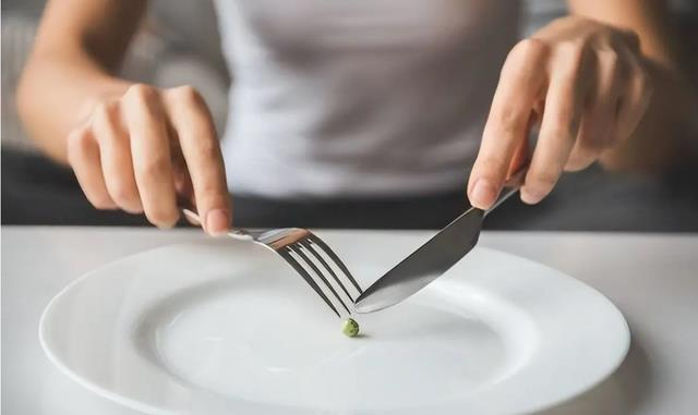 营养师 人不进食靠脂肪能存活多久？他用412斤的体重告诉你，是382天