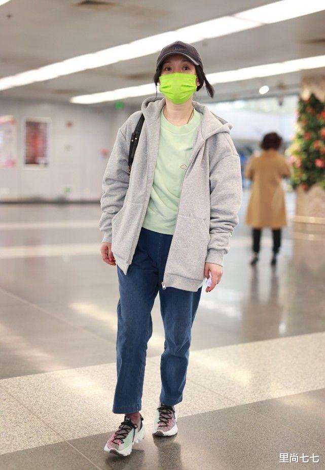 周迅|恋爱了果然不一样！周迅也学男友玩街头范，松垮内搭却拉低美感