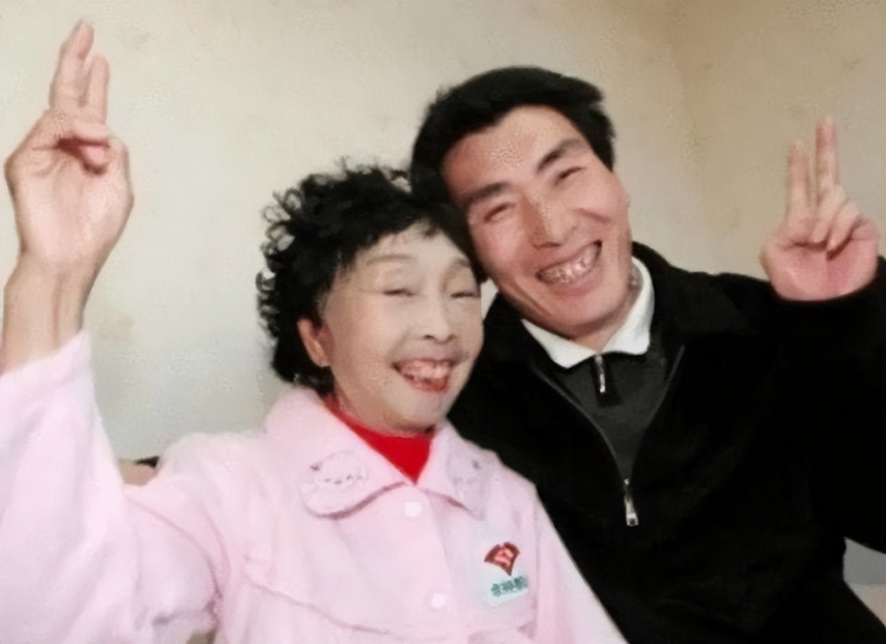 李玉成|85岁马玉琴迎接70多岁婆婆,牵手逛街场面和谐,网友:丢人现眼