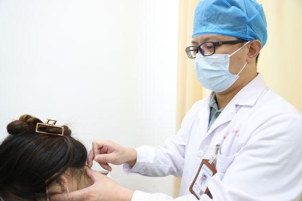 葛优躺|假期背靠沙发“煲剧”,女白领颈腰椎问题频发