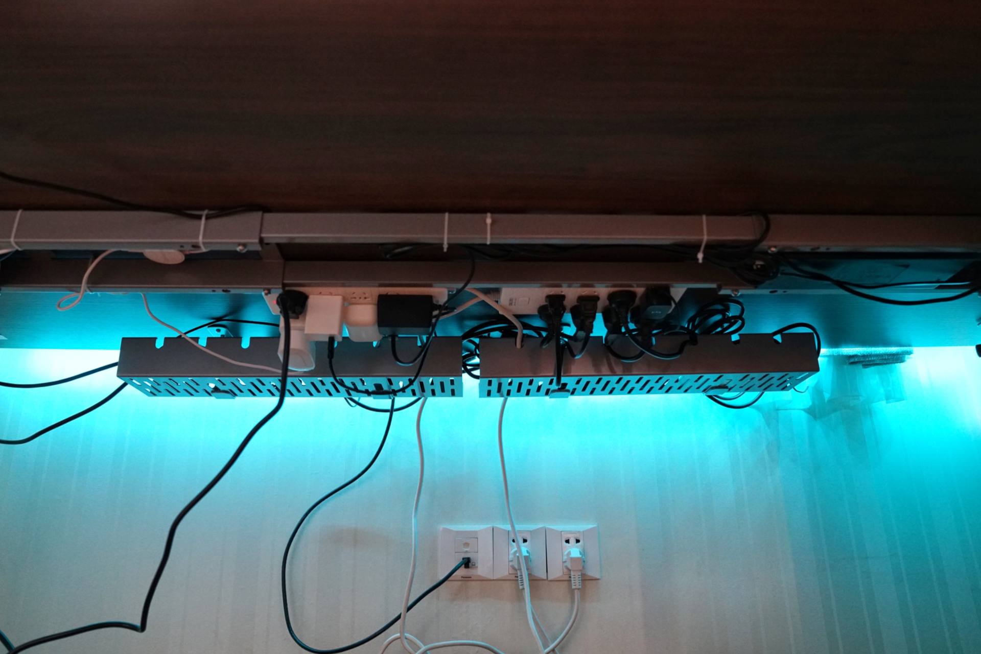 一桌一椅一世界！这才是我理想中书房该有的样子（附桌底理线）