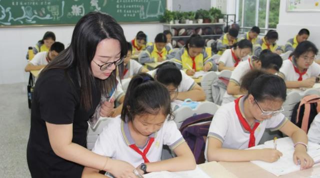 教师|“还好我是编制”，一教师操场散步被校长批评，网友看法呈两极化