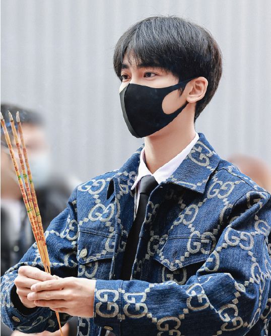 丁泽仁|丁泽仁评论区遭沦陷,网友喊话他退出娱乐圈,并向王一博道歉