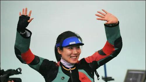 杜丽|被生父抛弃与继父不合,退役嫁小4岁老公,射击女王杜丽如今怎样