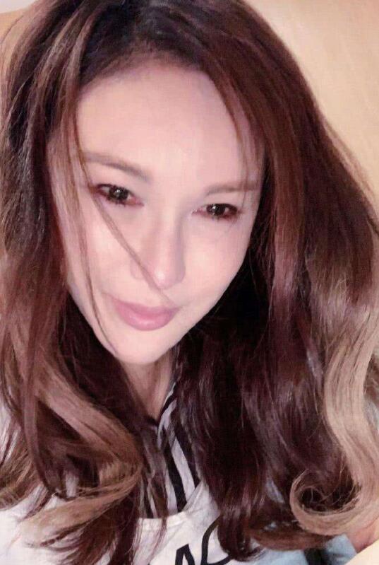 阿Sa|“双性人”利菁:销售奇才,12年变脸7次,嫁小14岁老公也幸福