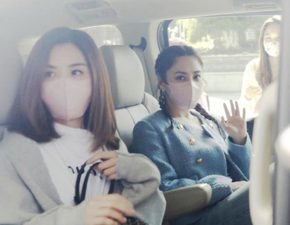 阿娇|阿娇《浪姐3》上班路透,穿长款风衣暴露身材,与阿Sa同框被艳压