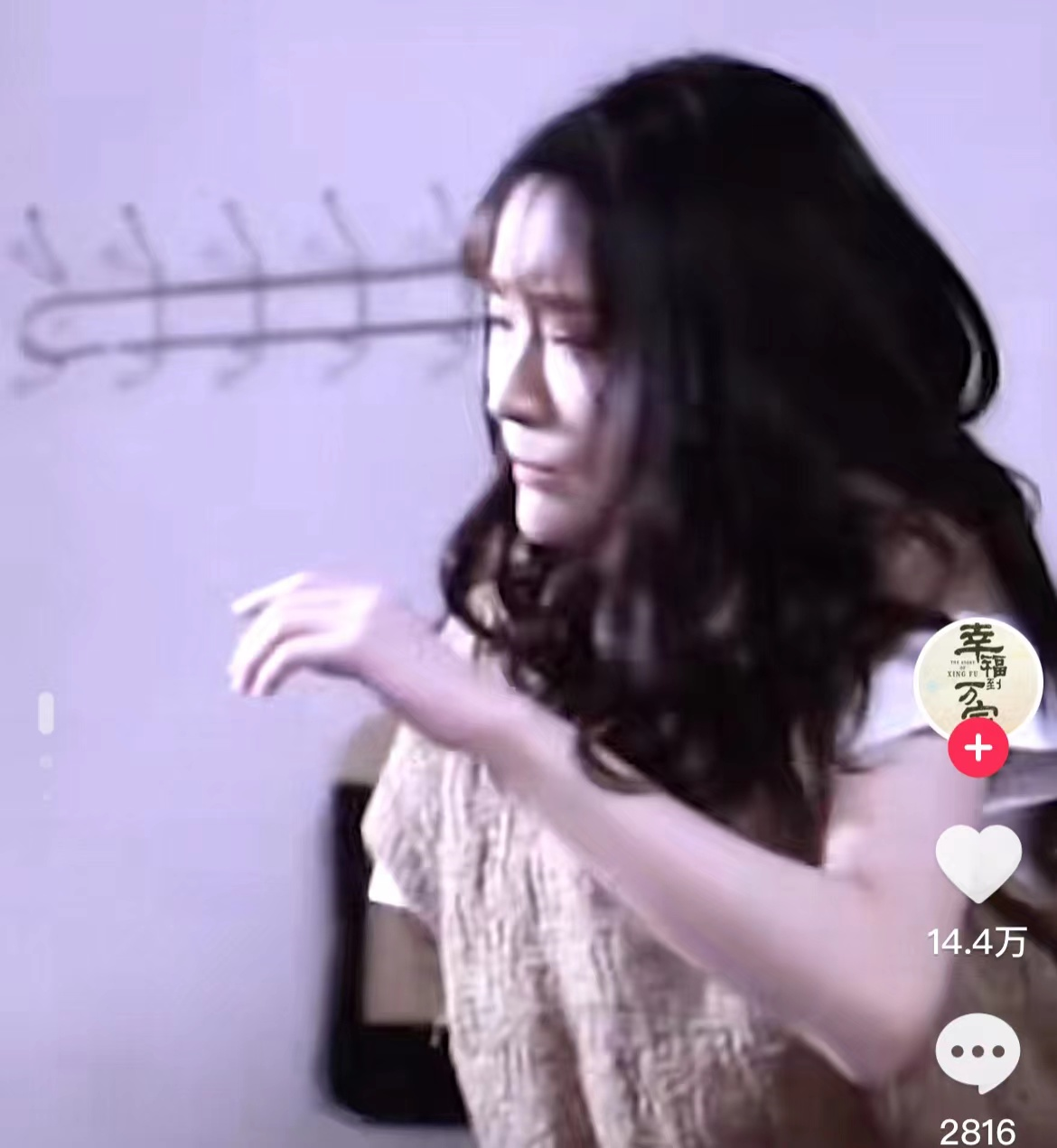 赵丽颖|赵丽颖新剧花絮引热议，扇张凯丽女儿巴掌力度大，上前抚摸遭拒绝