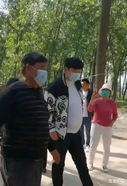 |大衣哥儿子看望丈母娘,神情自若落落大方,不愧是农民歌手的儿子