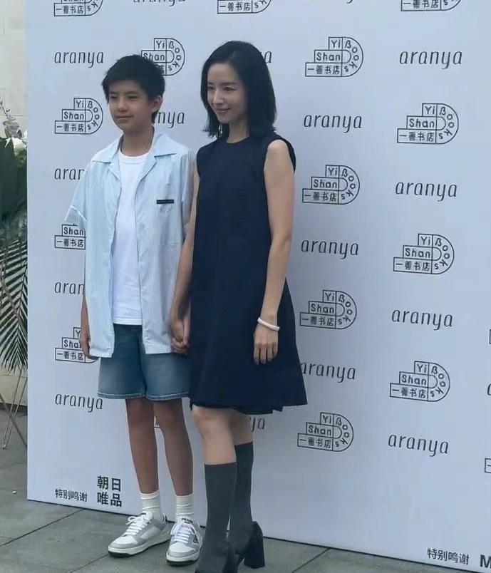 |潘粤明带小女友聚餐,二人相差十岁交往五年,同框超甜似老夫老妻