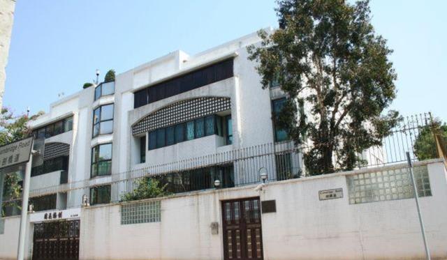 郑欣宜住着母亲留下的豪宅,但生活拮据,家里装修也只是刷白漆