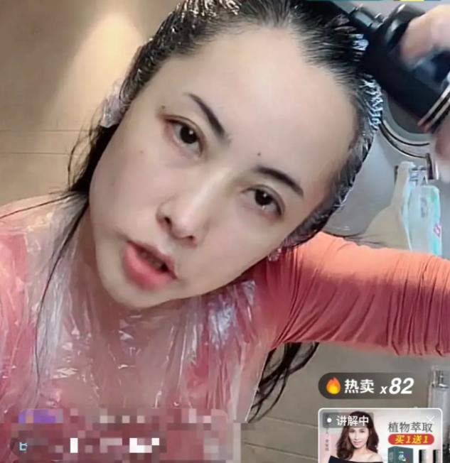 杨明娜|45岁女星杨明娜直播洗头被嘲讽，她的回应扯下明星带货的遮羞布