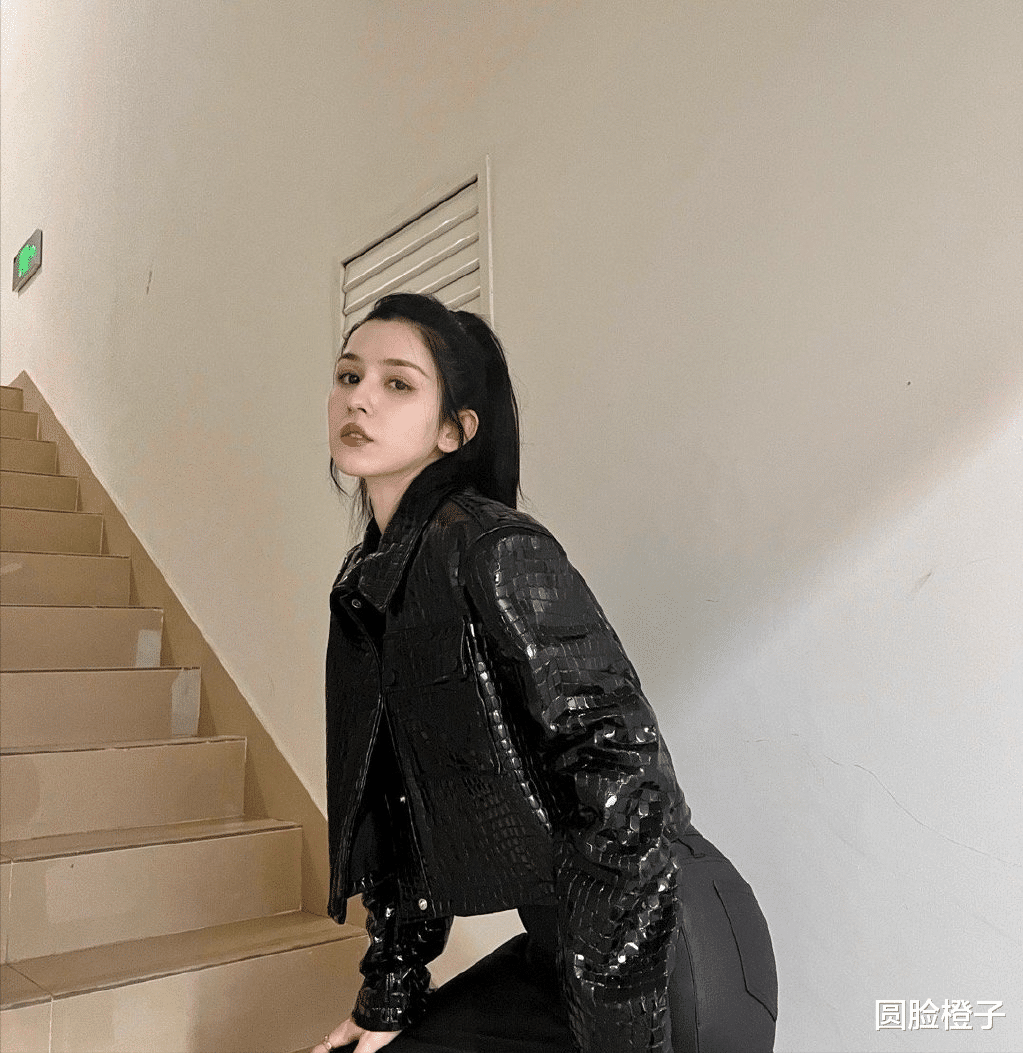 美容养颜 哈妮克孜扎高马尾更美，穿一身黑色阳光下拍照，五官立体又精致