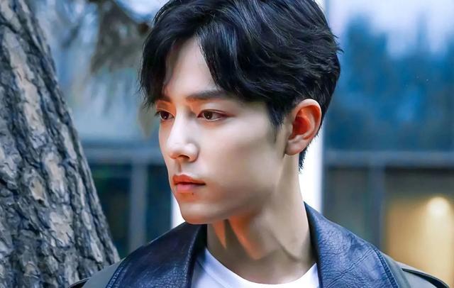 肖战|知情人播报肖战剧组工作时间，粉丝呼吁给肖战留空间，不去打扰