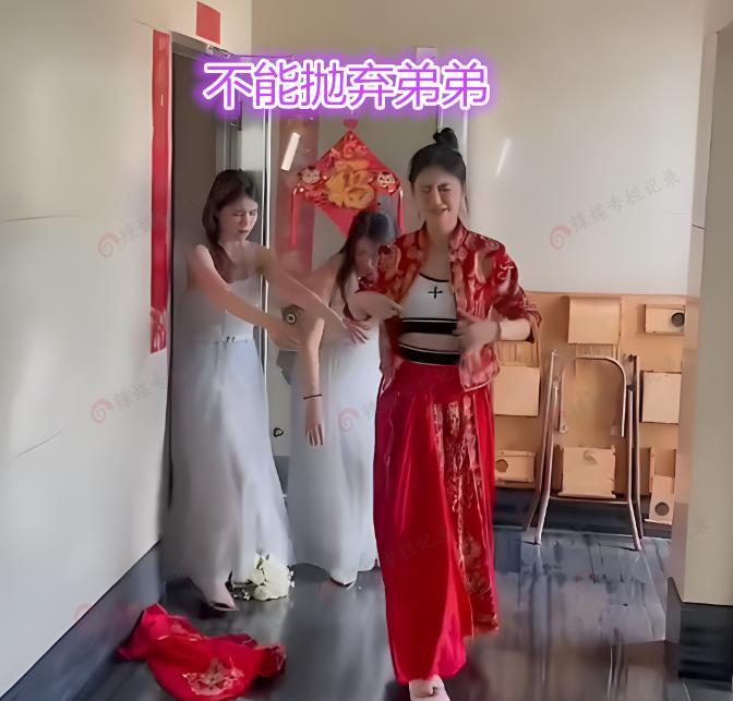 因新郎不接受新娘带弟弟出嫁,新娘当即脱掉婚纱:光着脚哭着离开