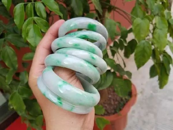 翡翠手镯|一块重4.3公斤的木那原石，切出12条阳绿翡翠手镯……