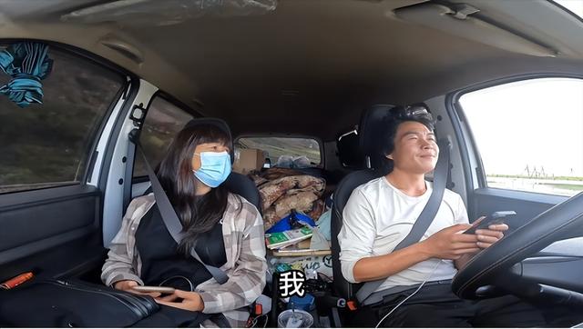 00后小伙和50岁富婆结伴旅行,一路从陌生到相熟