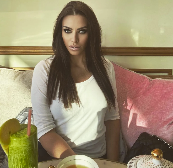 19岁嫁入皇室,卡塔尔美艳前王妃惨死家中,她这一生,太不堪...