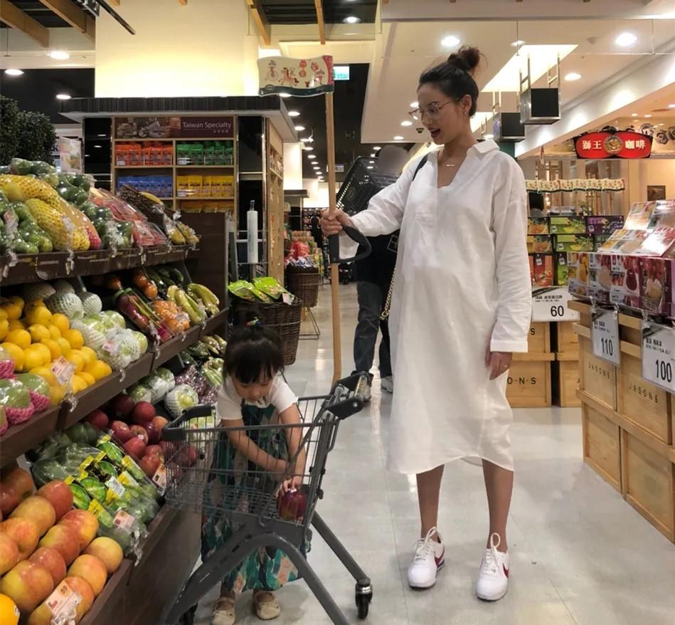 3岁女娃在超市“偷吃”草莓,店员要求赔偿100元,宝妈回应很高明