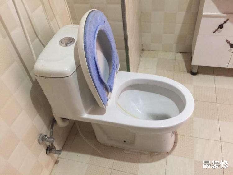 家里马桶又脏又黄,刷不干净怎么办?教你正确做法,干净又卫生