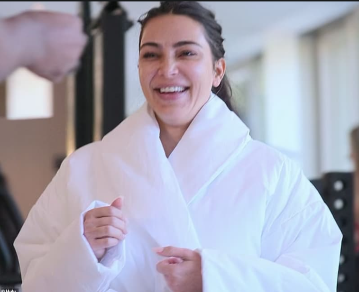 金·卡戴珊|金卡戴珊大方秀出素颜状态，妆前妆后差异大，掀起网上热烈讨论！