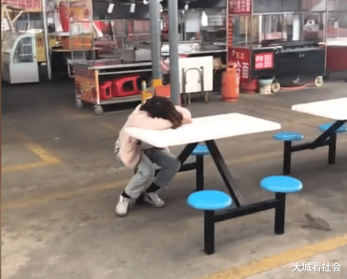 福建一女孩夜市徘徊多天，衣服和脸上脏兮兮，表情疲惫让人心疼